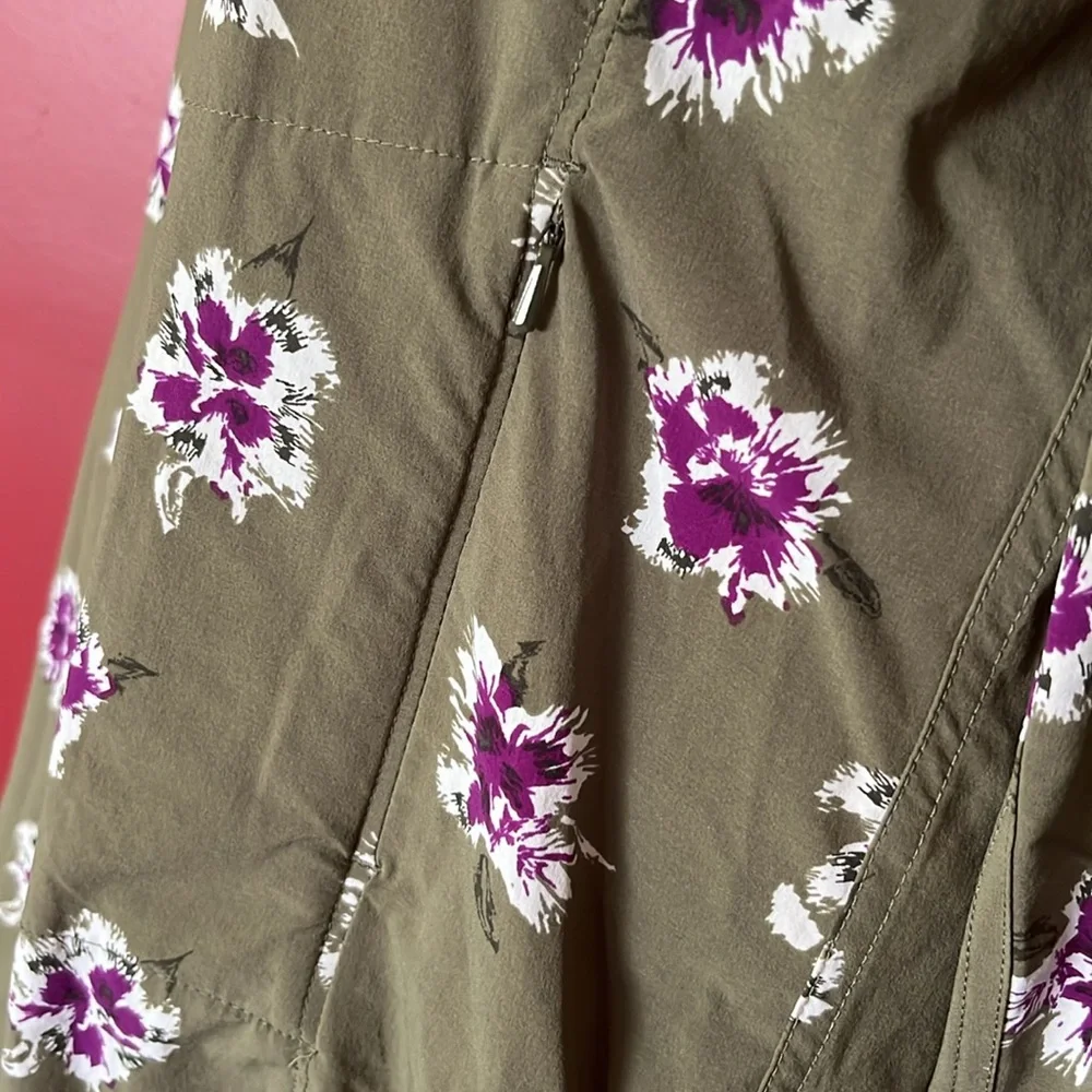 BNWOT Duluth trading company, green floral top - Picture 6 of 16